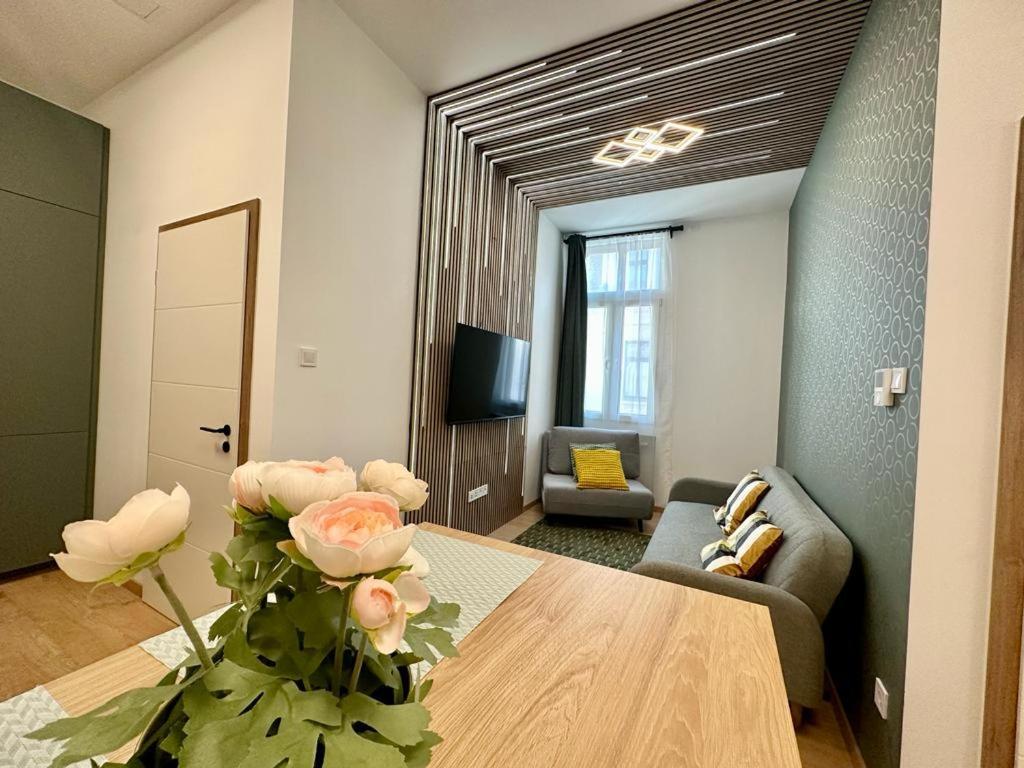 Apartment At Gozsdu Courtyard #Partyzone #Downtown #Freeparking Boedapest Buitenkant foto