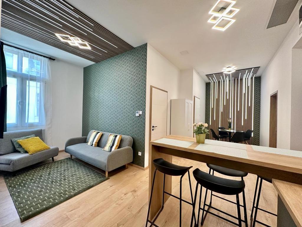 Apartment At Gozsdu Courtyard #Partyzone #Downtown #Freeparking Boedapest Buitenkant foto