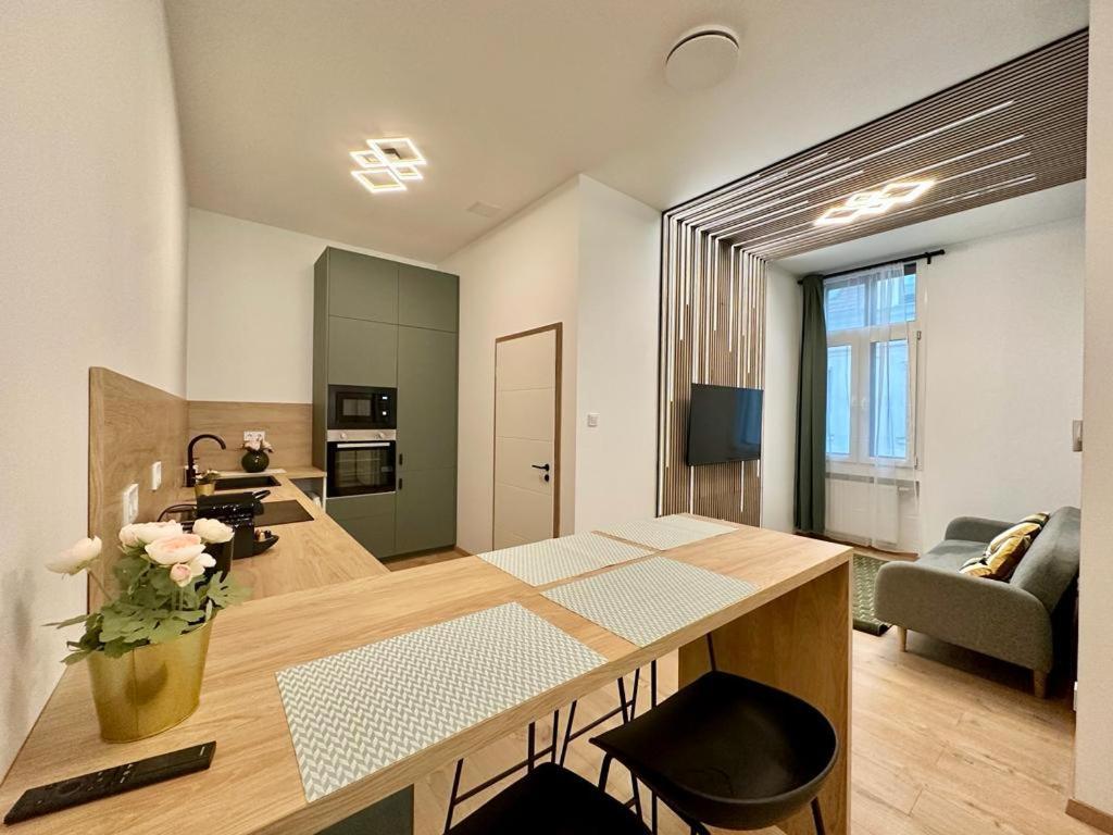 Apartment At Gozsdu Courtyard #Partyzone #Downtown #Freeparking Boedapest Buitenkant foto
