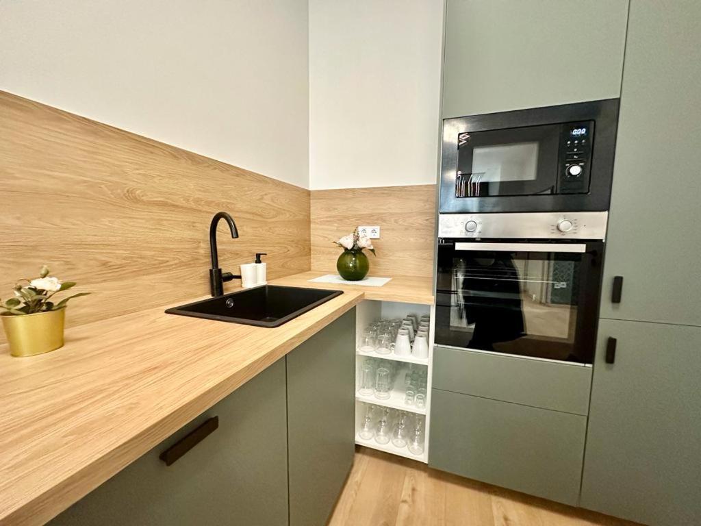 Apartment At Gozsdu Courtyard #Partyzone #Downtown #Freeparking Boedapest Buitenkant foto