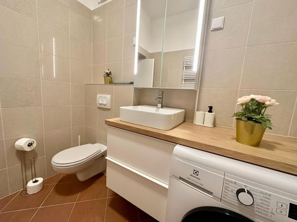 Apartment At Gozsdu Courtyard #Partyzone #Downtown #Freeparking Boedapest Buitenkant foto
