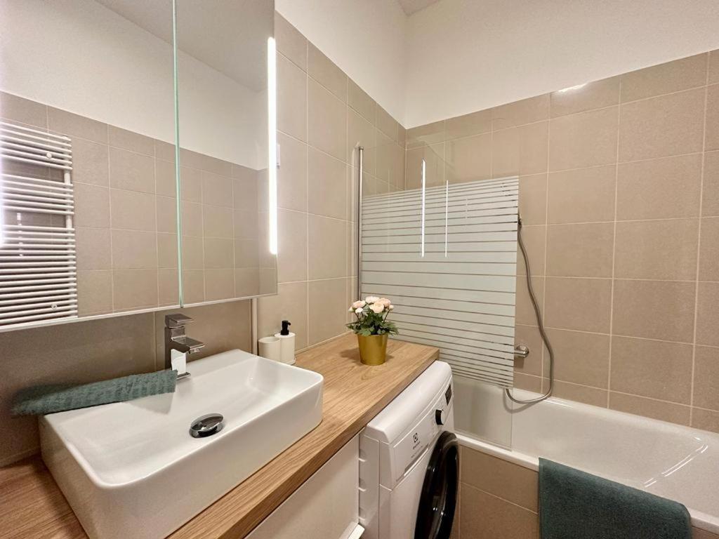 Apartment At Gozsdu Courtyard #Partyzone #Downtown #Freeparking Boedapest Buitenkant foto