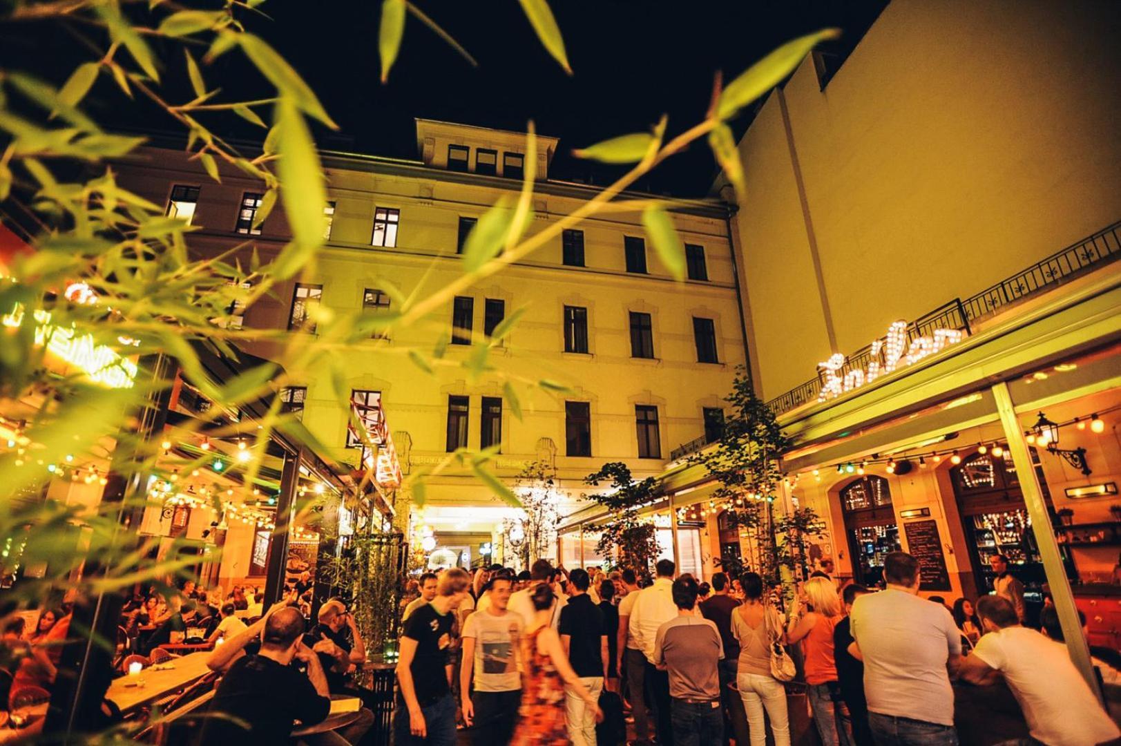Apartment At Gozsdu Courtyard #Partyzone #Downtown #Freeparking Boedapest Buitenkant foto